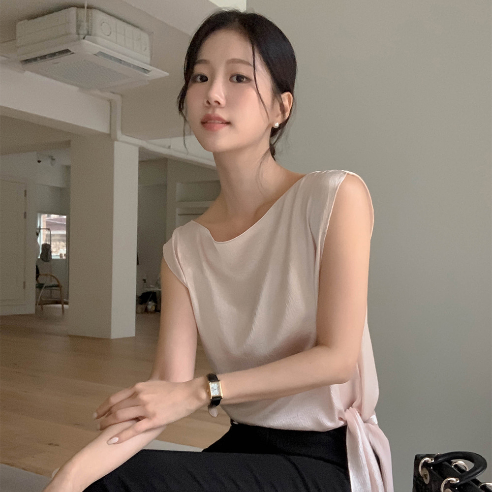 ボートネックサテンブラウス