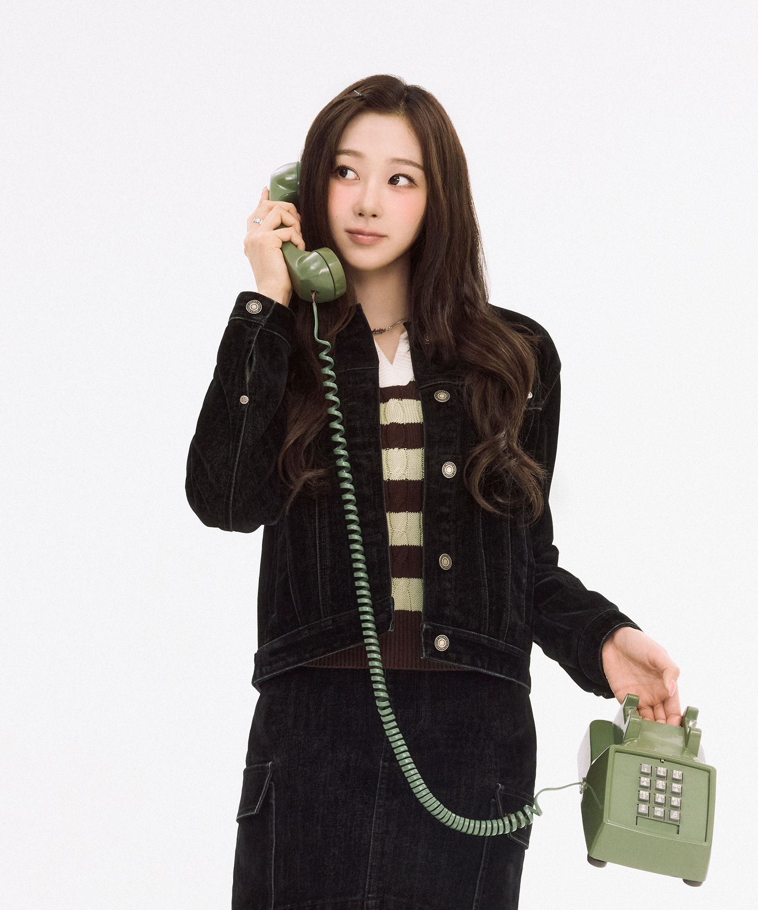 [GISELLE Wearing] Women's Velvet Denim Trucker Jacket Black