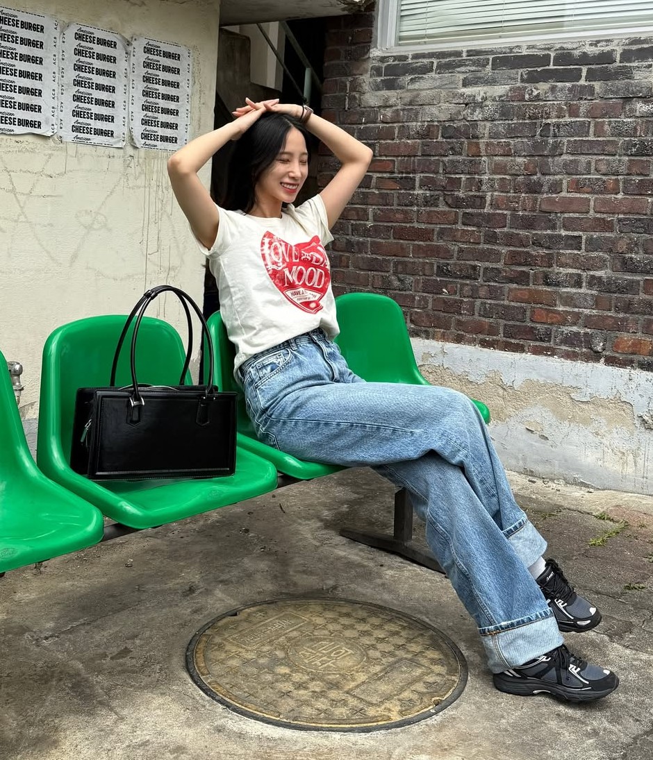 SATUR/Saturday Retro Mood Graphic T-Shirtsユニセックス Influencer pick] Saturday Retro Mood Graphic T-Shirt