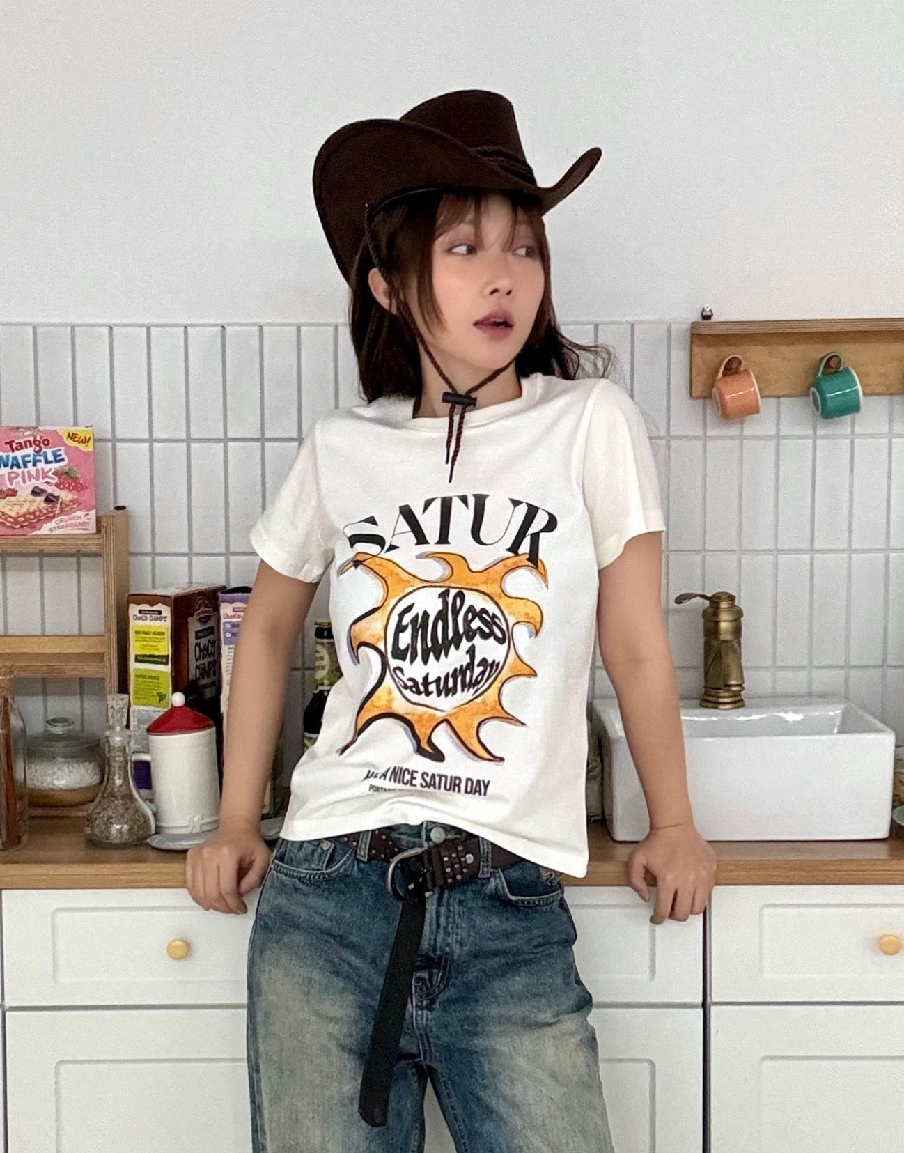 W) Saturday Retro Mood Graphic T-Shirt - Vintage White