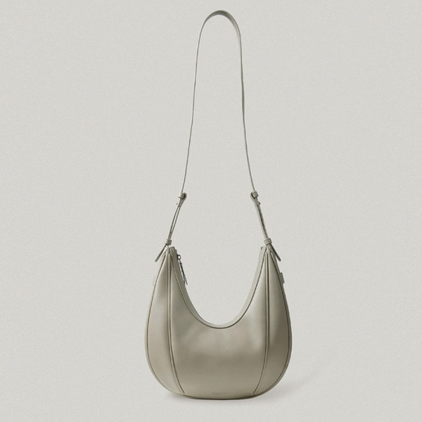 [FOLNUA] OVAL BAG ☆送料込☆ ☆送料・関税込☆FOLNUA☆OVAL BAG☆ショルダーバッグ☆ (FOLNUA