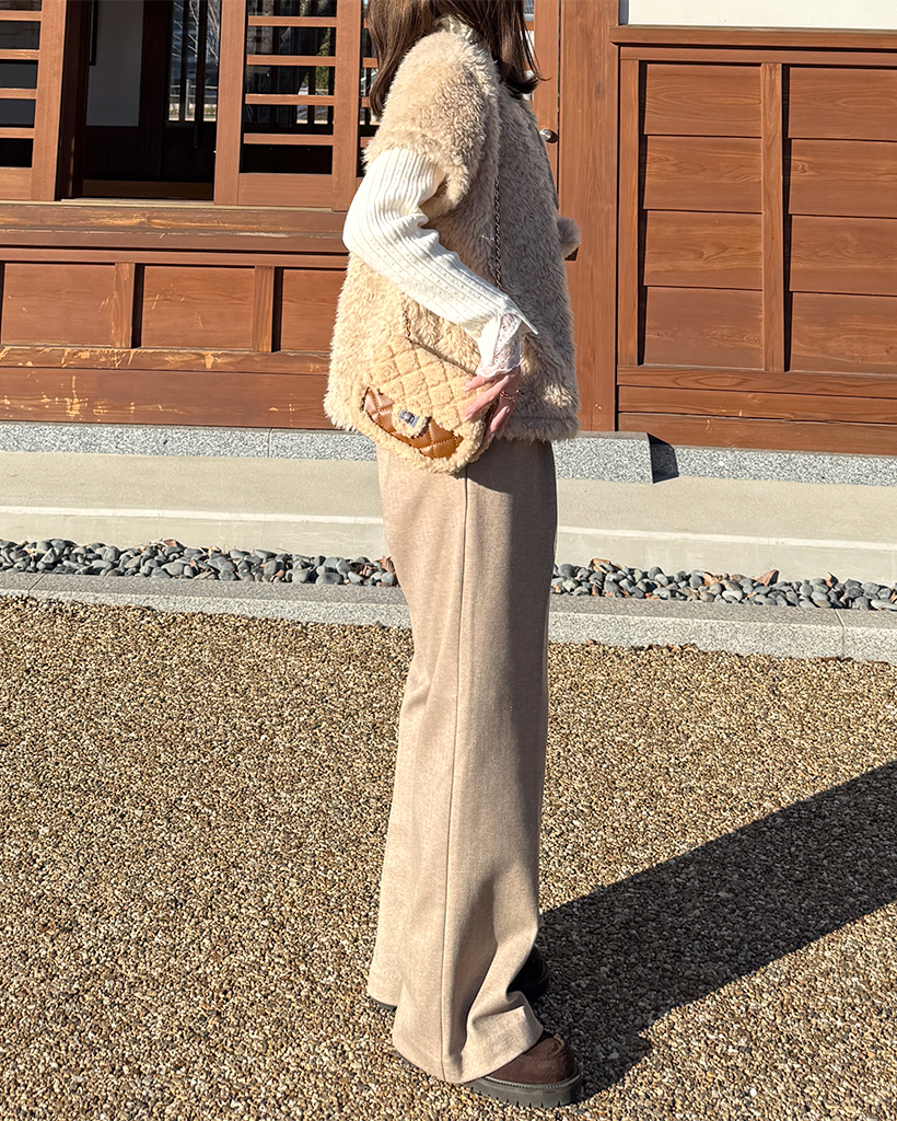 ポンポン付きフェイクファーベスト | ファッション通販サイト NUGU