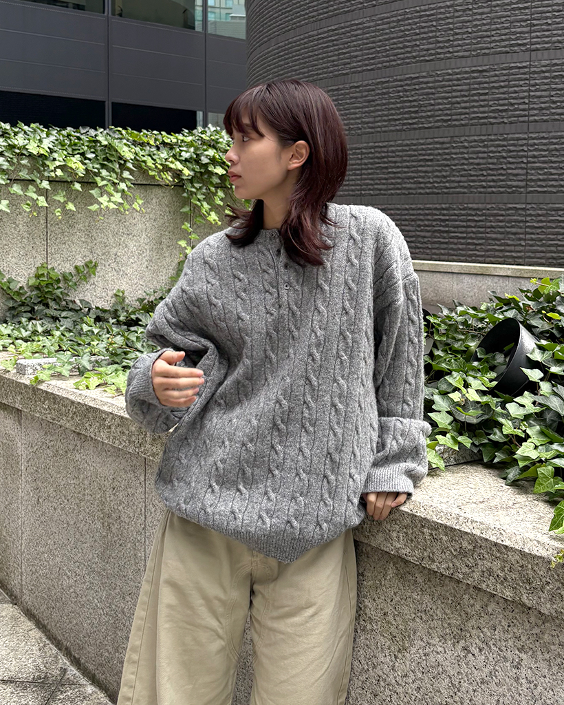 ユニセックス)ハーフオープンヘンリーネックケーブルニット