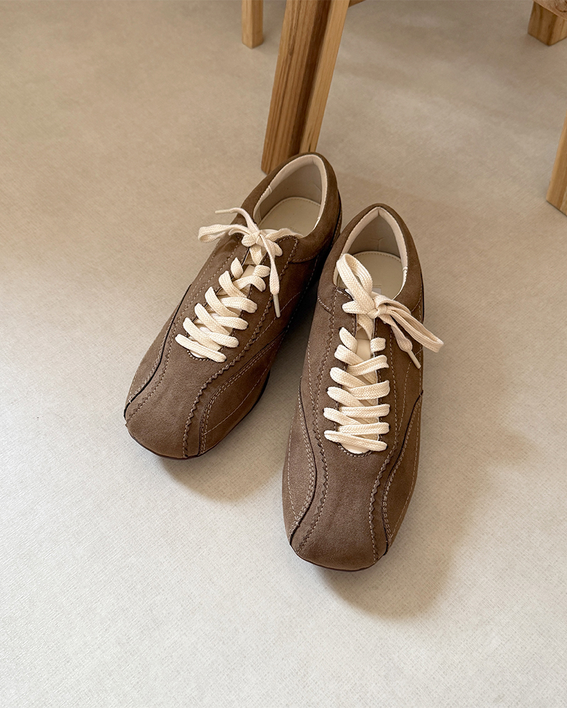   ベージュ スエード スニーカー　ＣＫロゴ　26.5㎝ Calvin Klein - Calvin Klein ベージュ スエード スニーカー