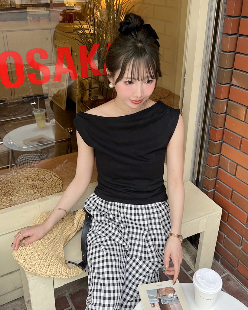 アンバランスボートネックスリーブレスTシャツ