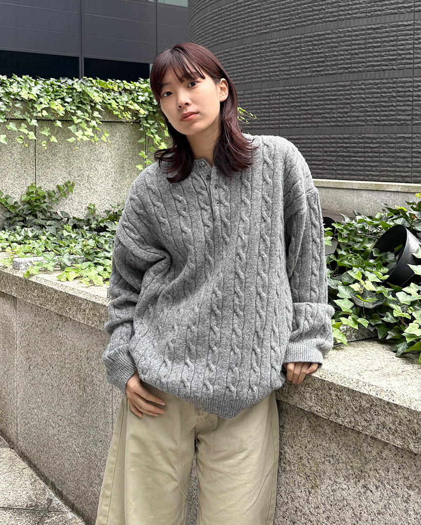 ユニセックス)ハーフオープンヘンリーネックケーブルニット