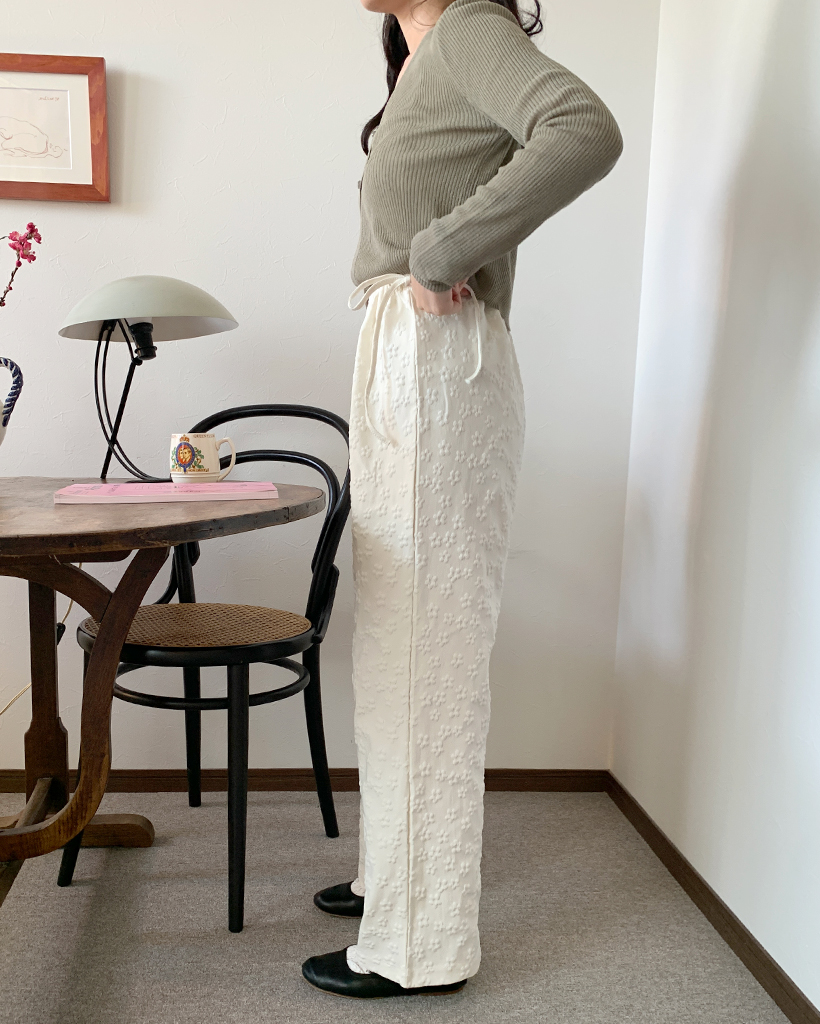 エンボスフラワーストラップバンディングパンツ | ファッション