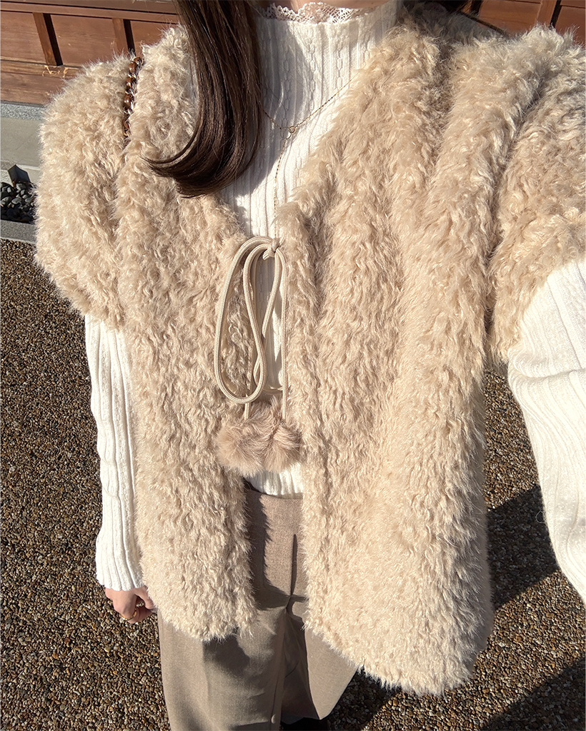 ポンポン付きフェイクファーベスト | ファッション通販サイト NUGU