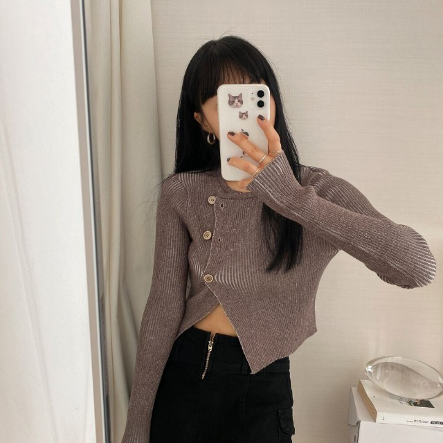 ボタンアンバランス クロップドカーディガン