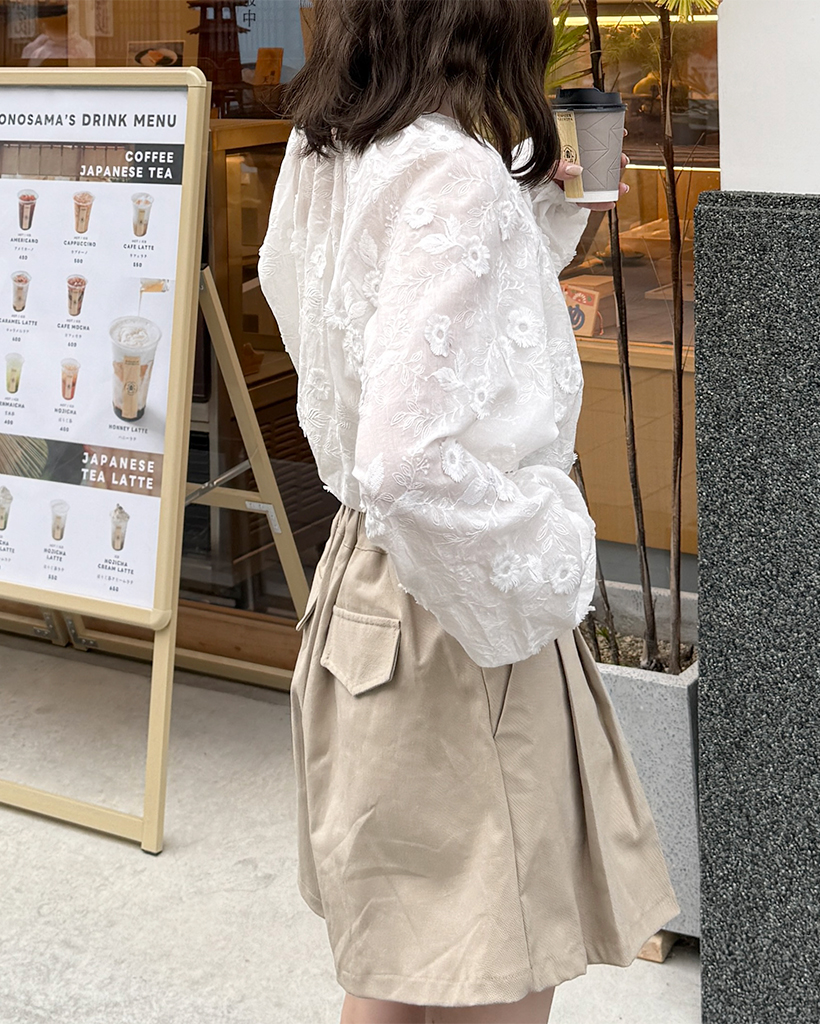 ガウディ GAUDI ボタニカルプリントオフショルブラウス （WHITE） ガウディ GAUDI ボタニカルプリントオフショルブラウス （WHITE