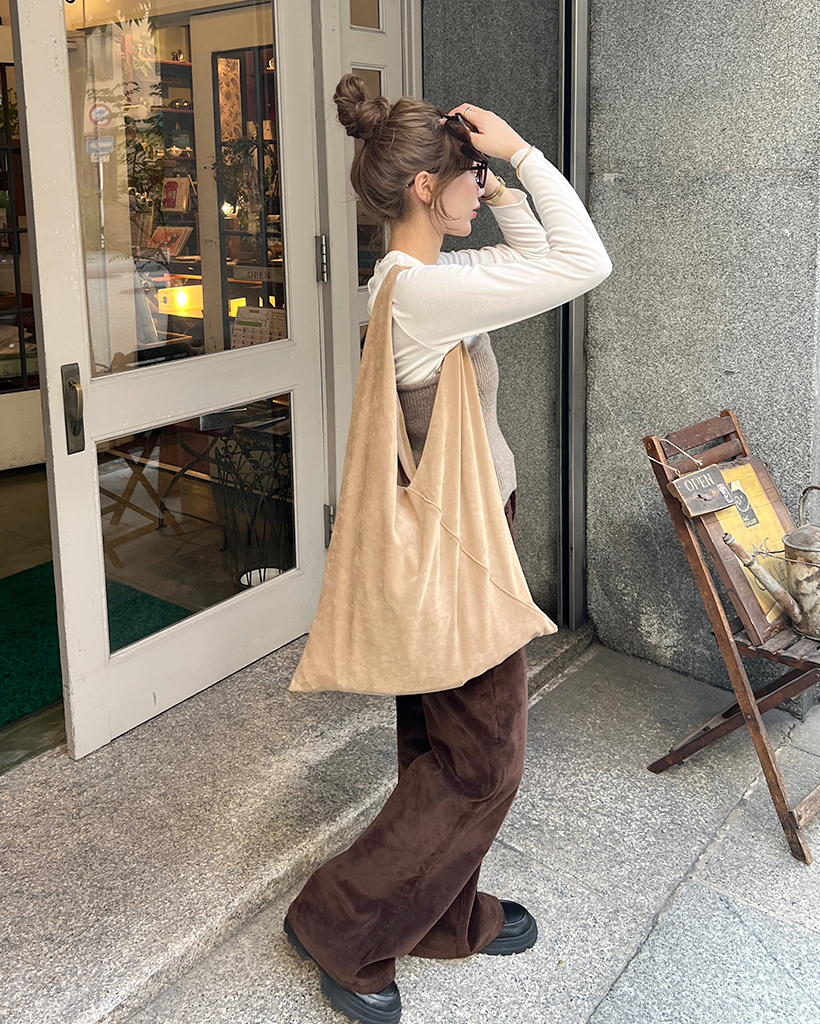 スエードトライアングルショルダーバッグ | ファッション通販サイト NUGU