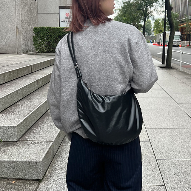 ストラップポイントラウンドショルダーバッグ | ファッション