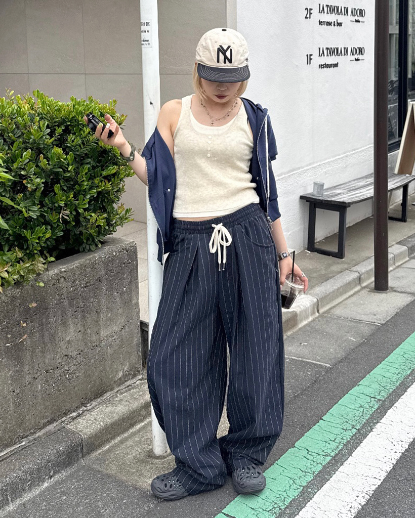 タグ付き新品　デサント　ホワイトパンツ サイドストライプ antiqua ストライプ柄パンツ パンツ レディース ボトムス 送料