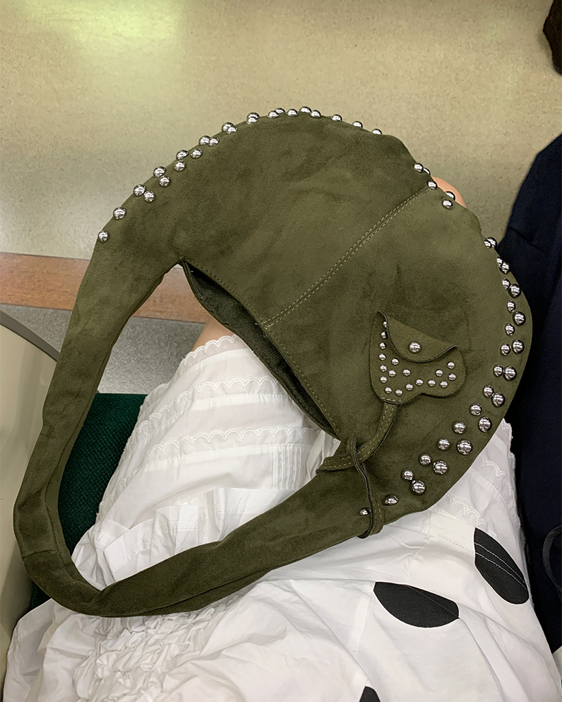 スタッズ付きスエードショルダーバッグ | ファッション通販サイト NUGU