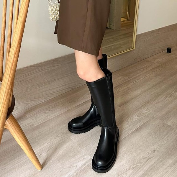 今期トレンド！バックル ゲートル ロングブーツ nugu FEKETE iena 今期トレンド！バックル ゲートル ロングブーツ nugu FEKETE