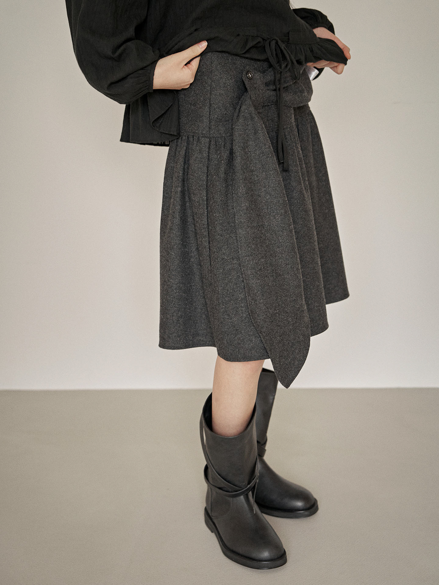 【購入特典】WOOL SHIRRING SKIRT [ CHARCOAL ]