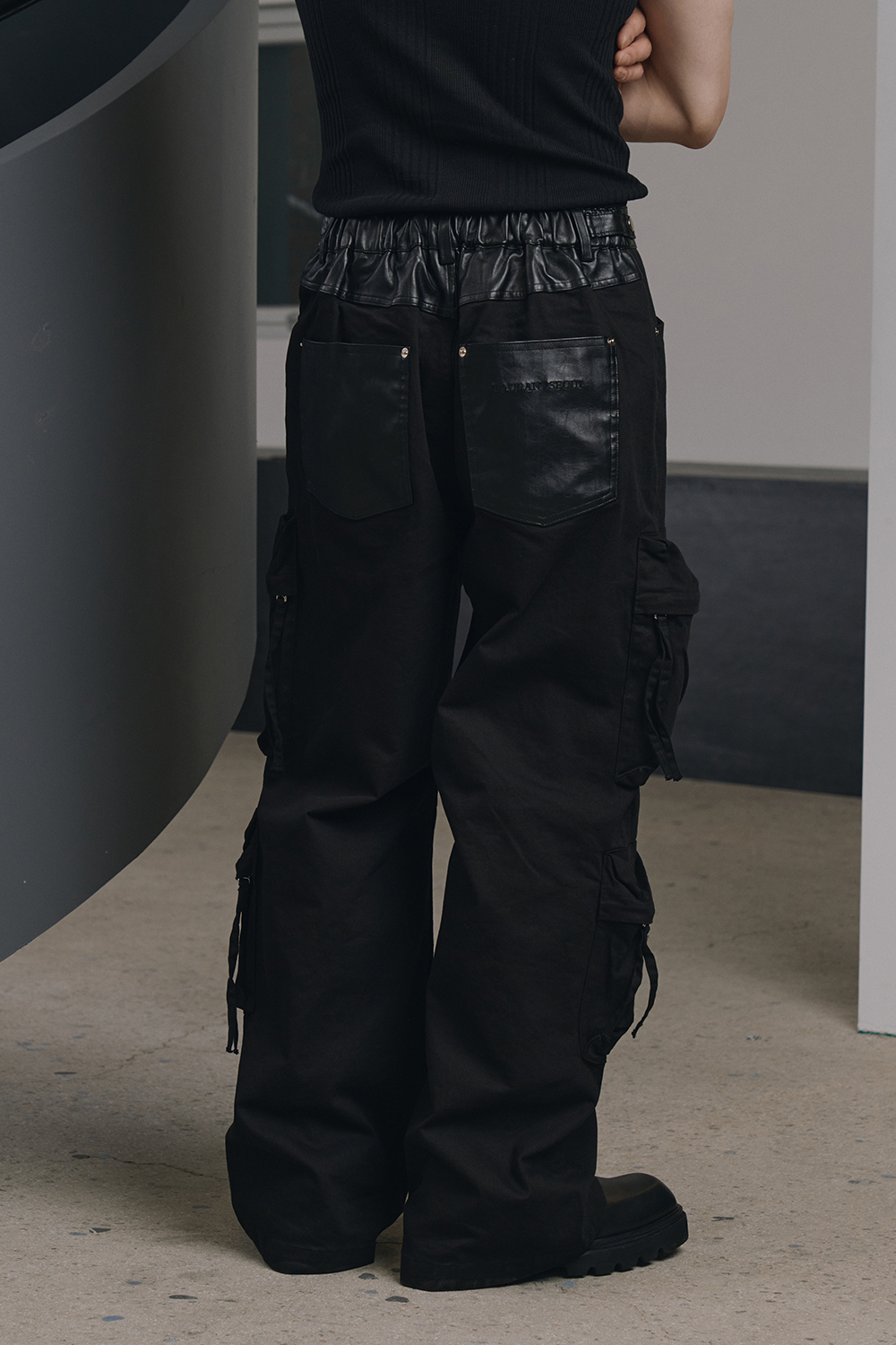 Signature leather cargo pants(Black)