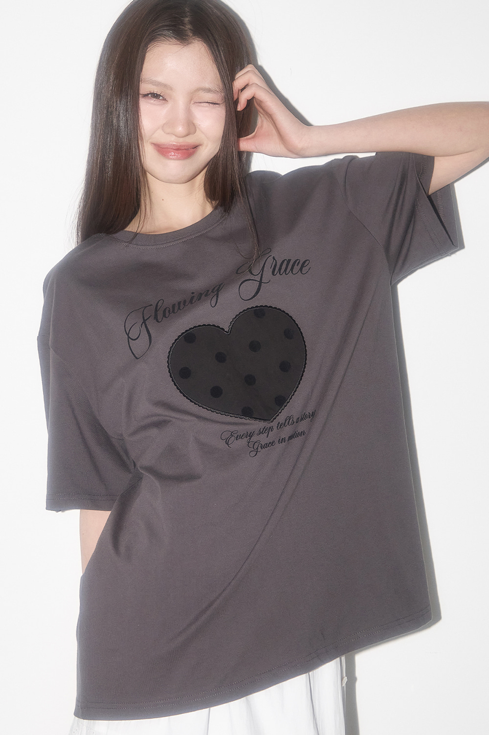 送料・関税込 ●ILLIGO●25SS DOT PATCH OVERSIZED FIT T-SHIRT dot patch oversized fit t-shirt Charcoal | ファッション通販