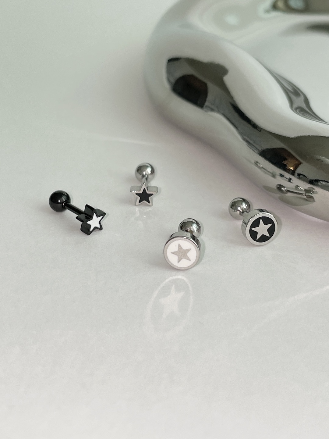 (2点購入で追加割引)ブラック&ホワイトスターピアス(4type)
