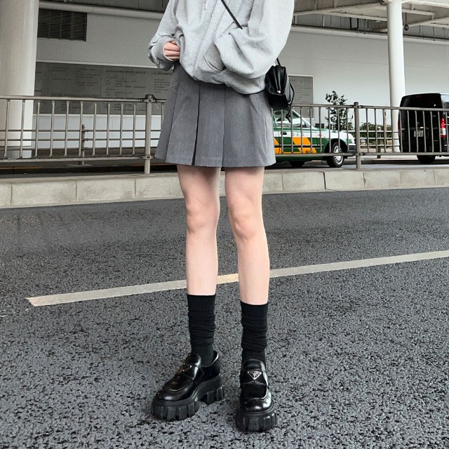 CUNE　ミニスカート サイドポケット裾プリーツブラックデニムミニスカート