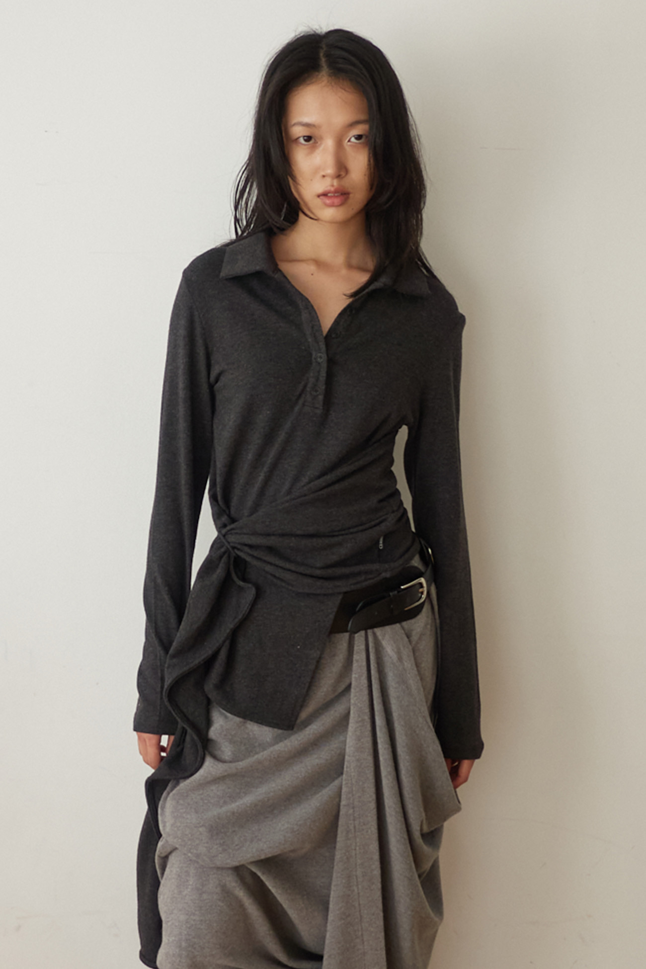 TWIST BUTTON TOP / CHARCOAL