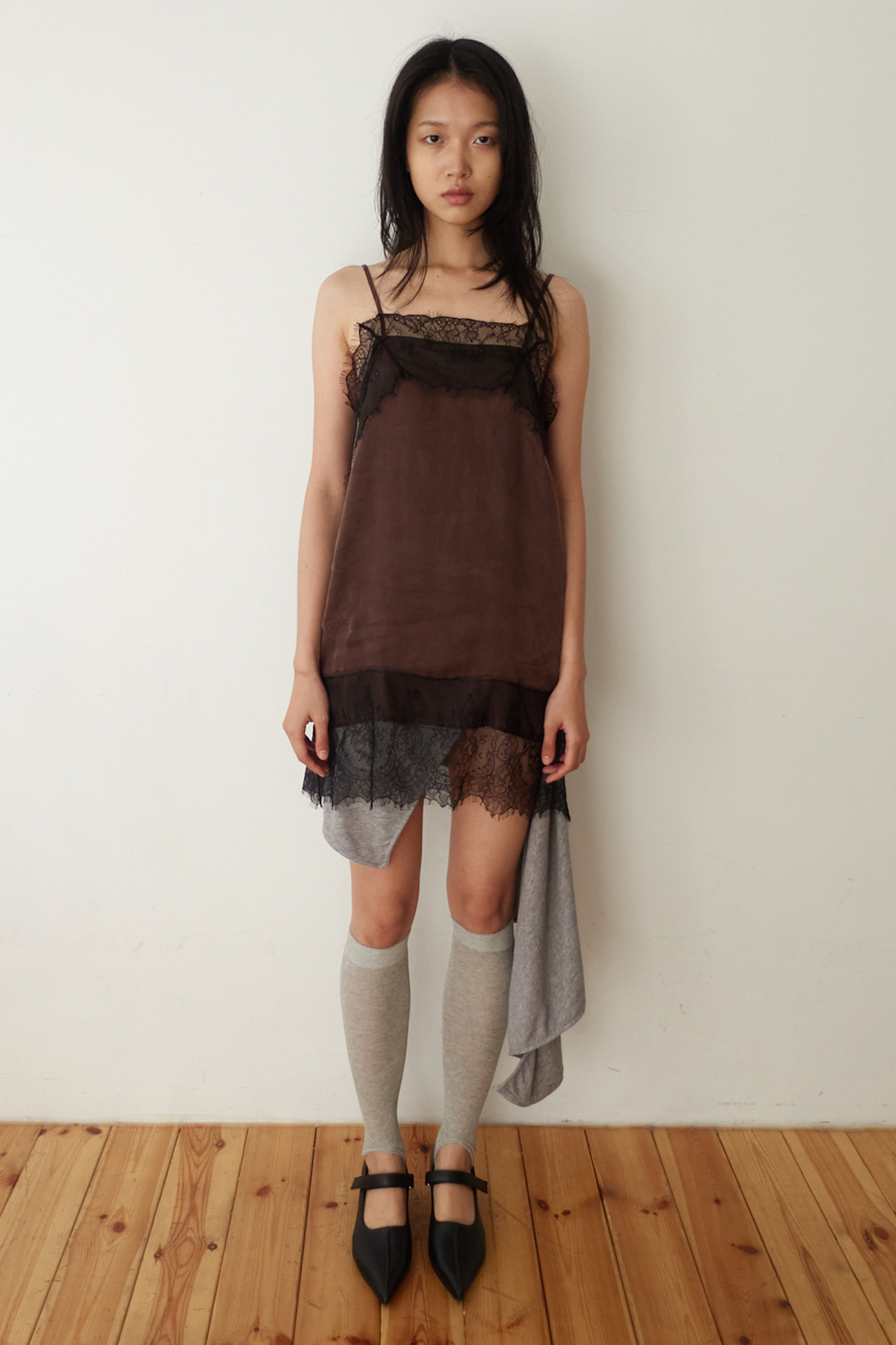 LACE SLIP DRESS / BROWN