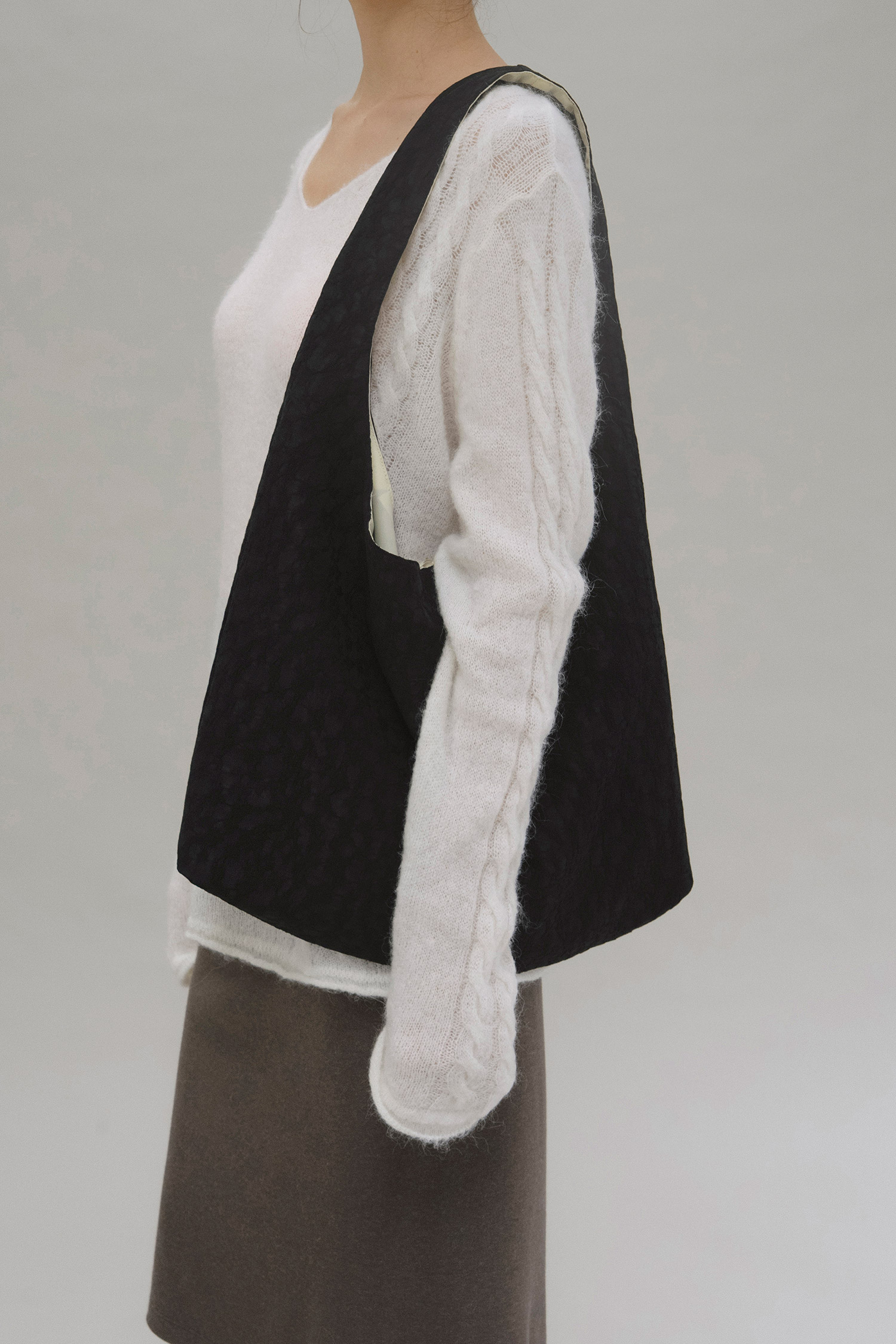 Camilla reversible hobo bag (black)