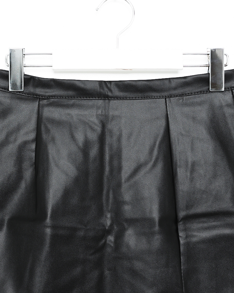 スリムなフェイクレザースカート | ファッション通販サイト NUGU