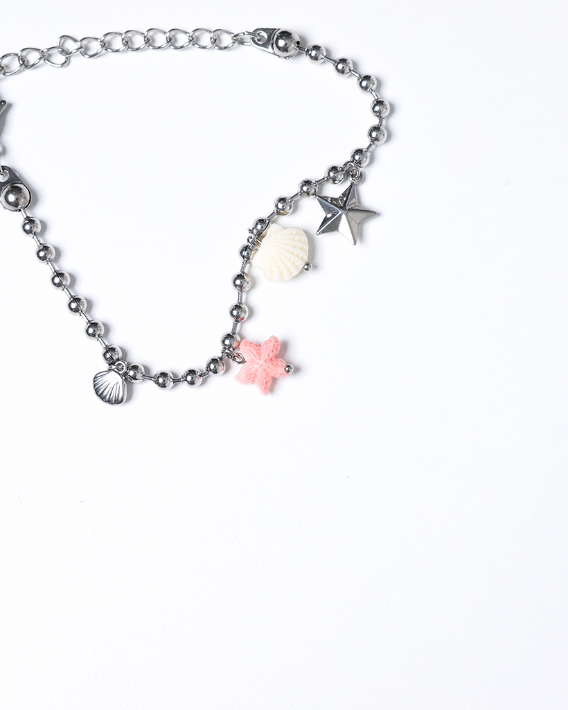 華やぐ海のエッセンス 【CHANEL】マリンモチーフ ブレスレット シャネル“海を泳ぐ魚”ネックレスやパールきらめく貝殻ピアスなど
