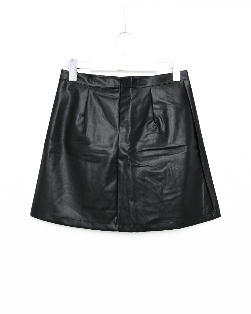 スリムなフェイクレザースカート | ファッション通販サイト NUGU