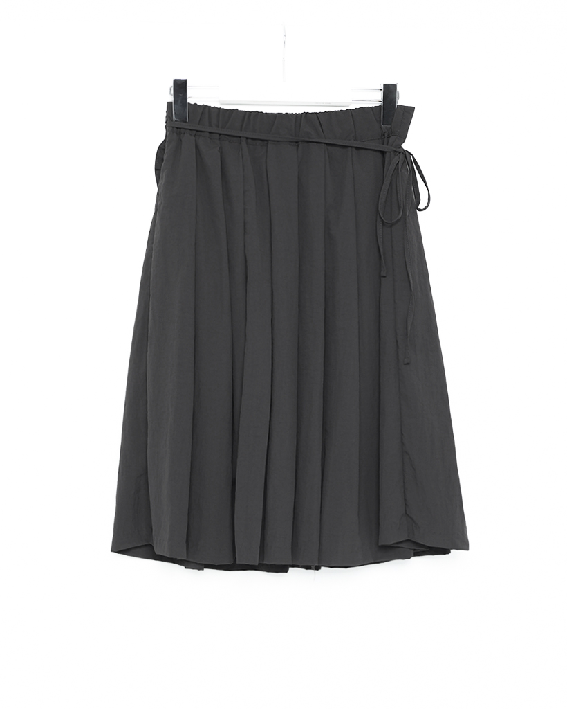 DESCENTELUXE プリーツスカート 黒/グレーSS セール】 スウェーディサテンプリーツスカート （ロング・マキシ