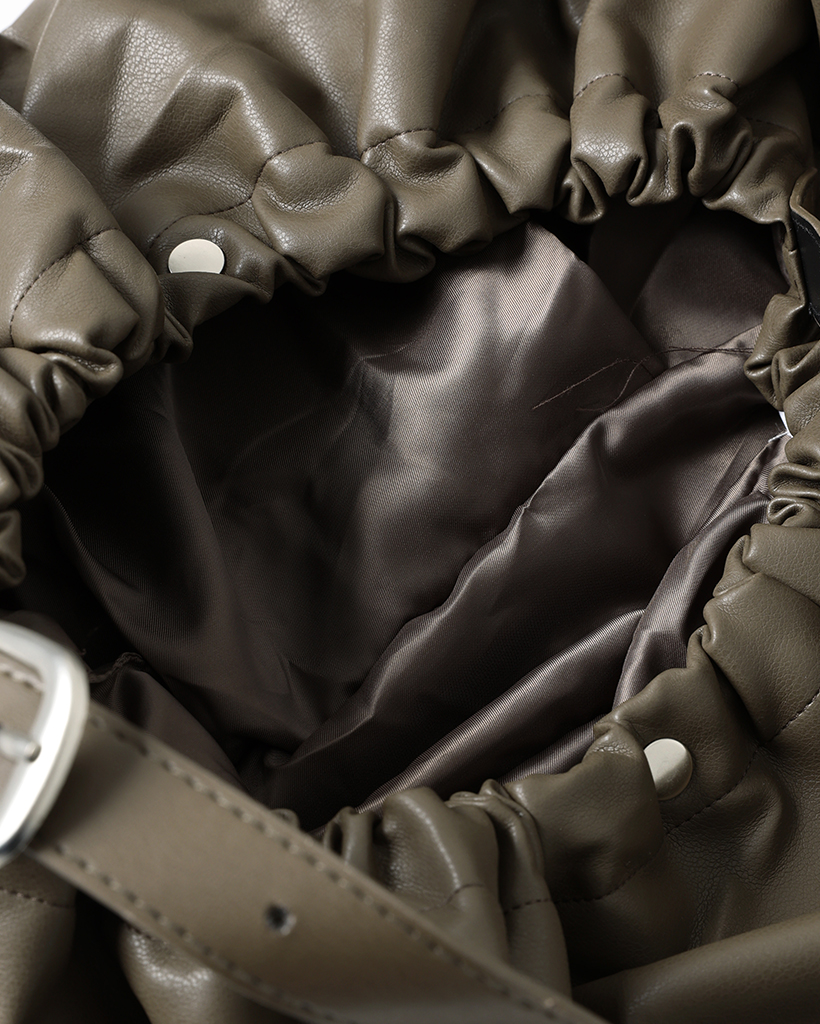 chi^ku チーク キャリー リボン パール 黒 BLACK 犬 bag リボン付きぬいぐるみキーホルダー(736-11546) | ファッション