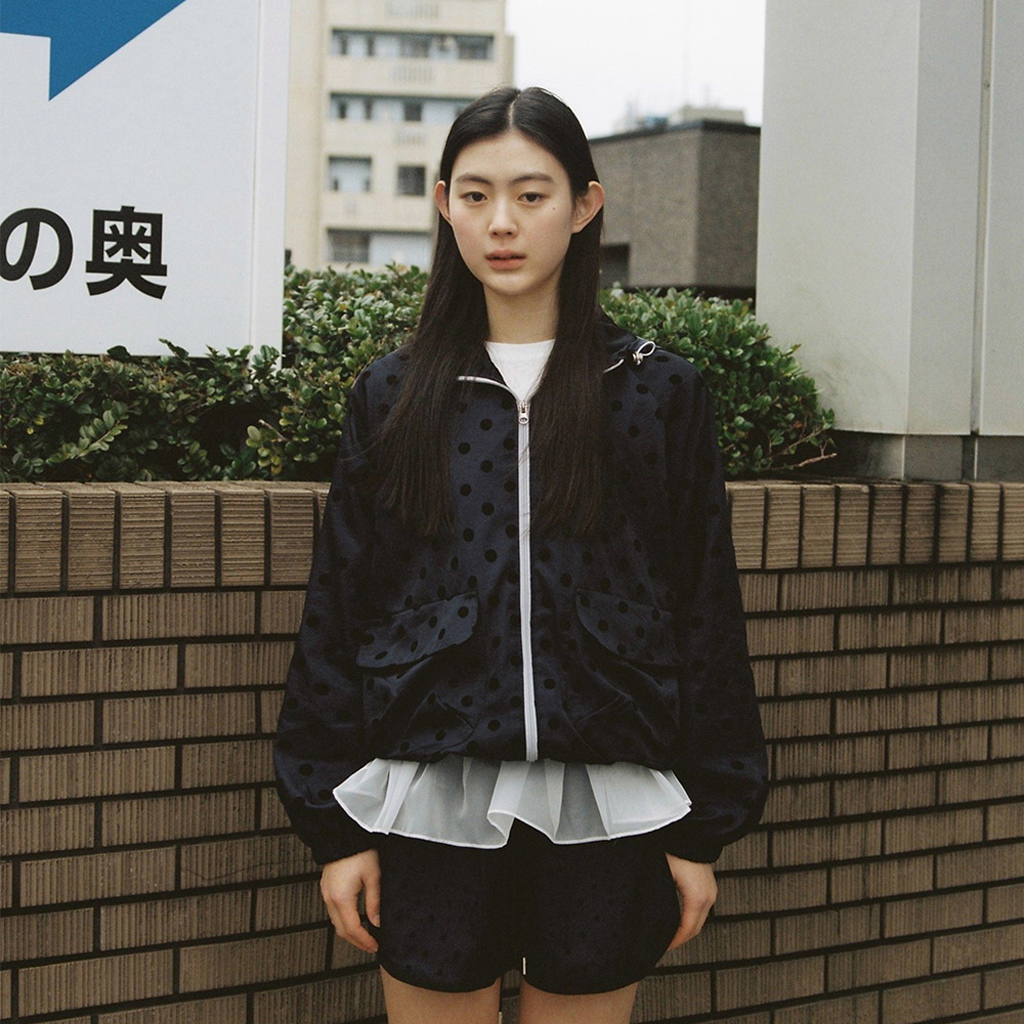 Influencer pick] dot frill hooded windbreaker jumper (navy