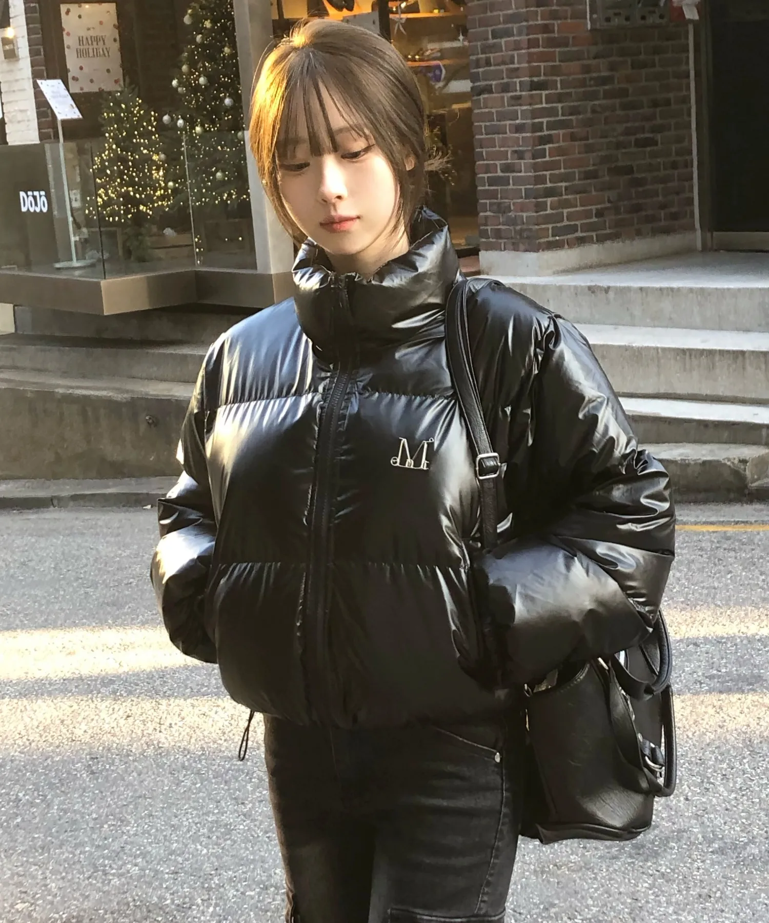 RADIEN METAL LOGO HIGH NECK GLOSSY CROP PADDING (2Color)