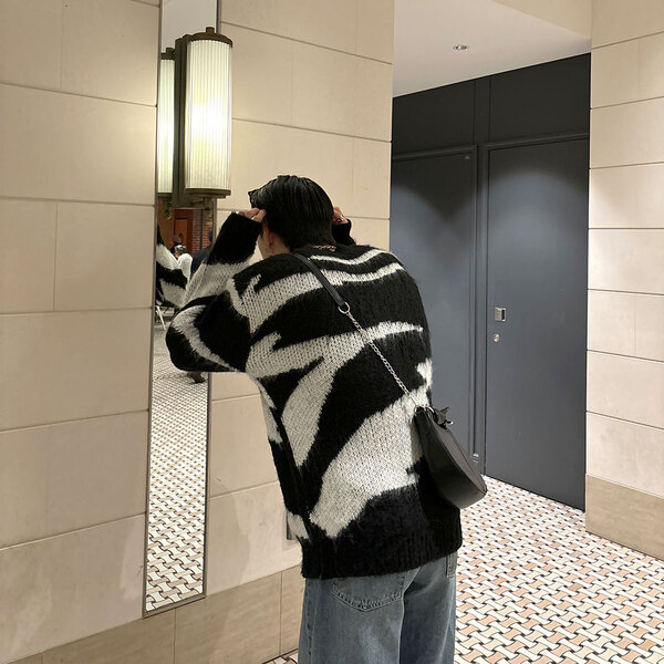 ユニセックス) オーバーフィットゼブラニット | ファッション