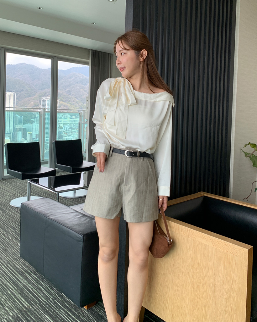 ボウタイシルキーブラウス