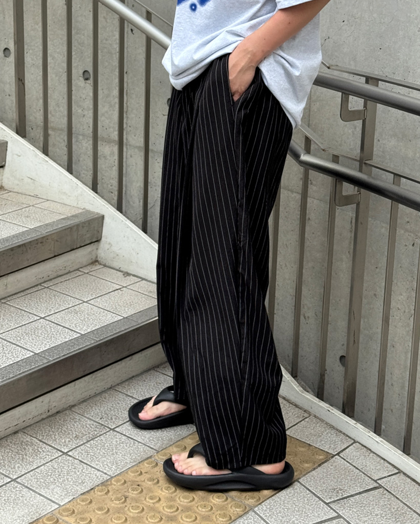 ユニセックス）ストライプワイドフィットスラックス