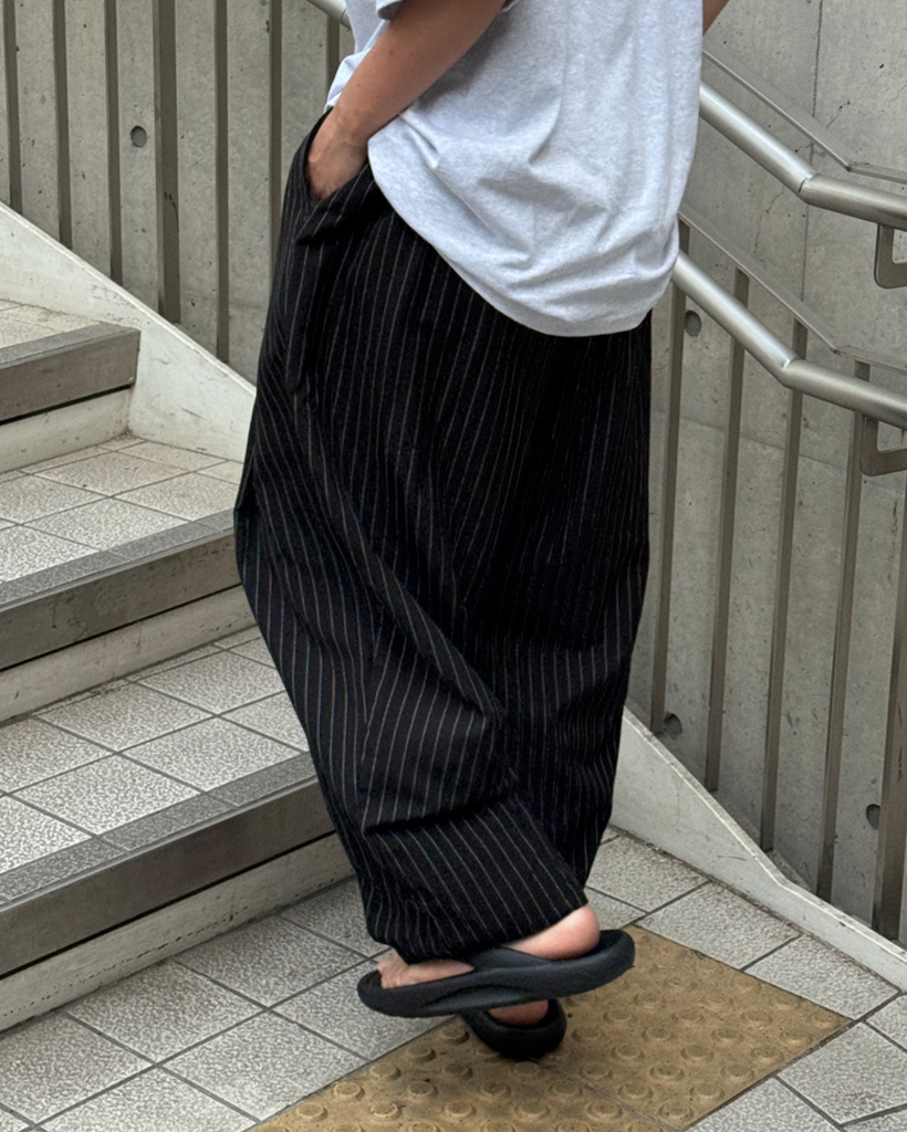 ユニセックス）ストライプワイドフィットスラックス