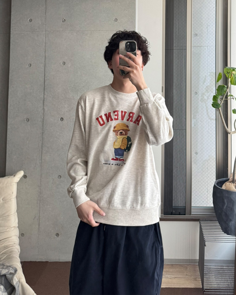 （ユニセックス）クマプリントスウェットシャツ