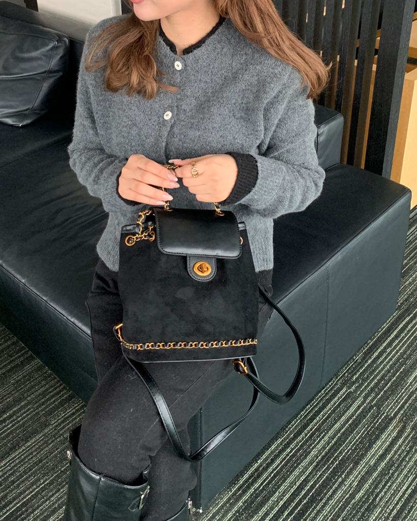 スエードチェーンバックパック