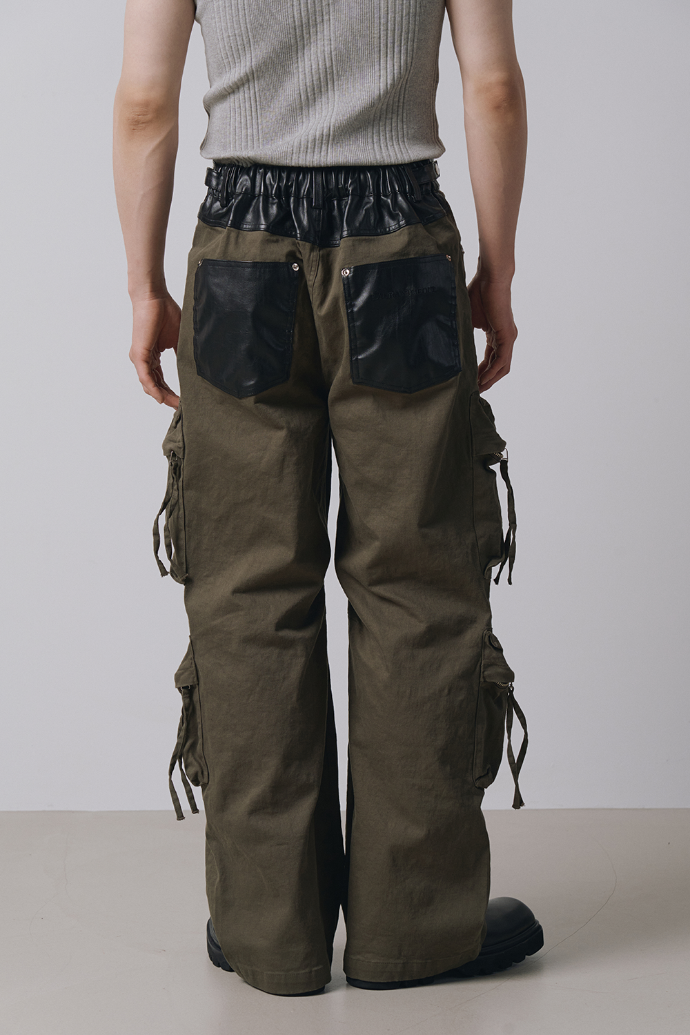 Signature leather cargo pants(Khaki)