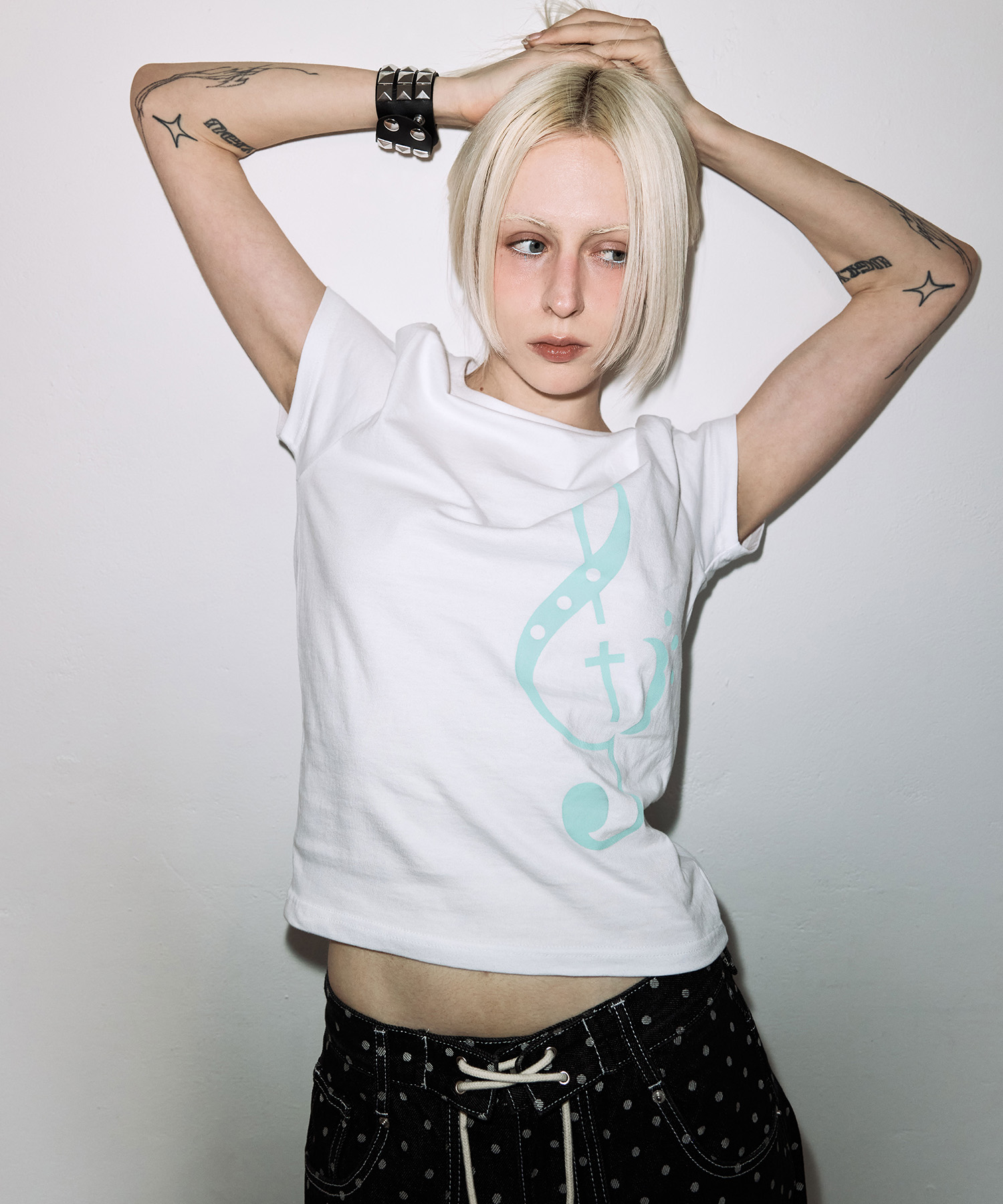 CLEF SYMBOL TEE (WHITE) F26QB143