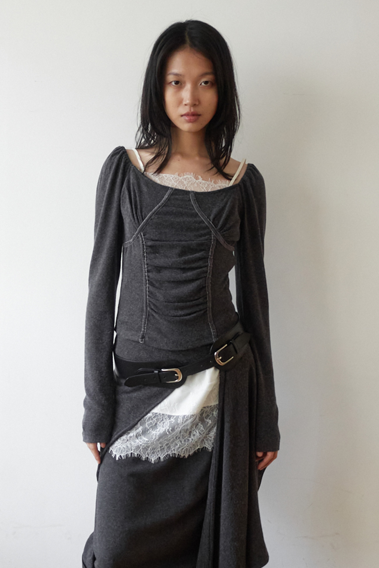 [EXCLUSIVE] RUCHED SHIRRING TOP / CHARCOAL