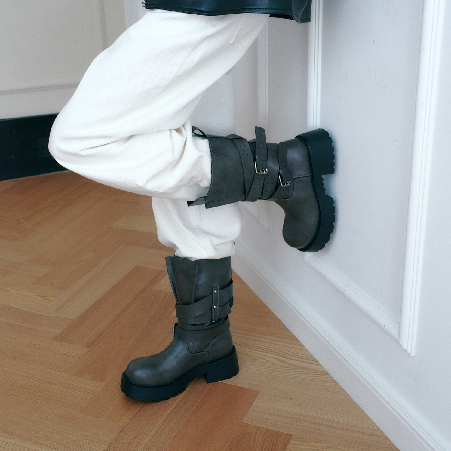 Sleech Buckle Middle Boots 412546014 (5.5cm)