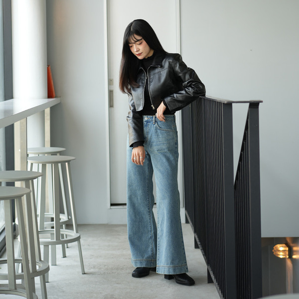レザージャケット×デニムフレアパンツ