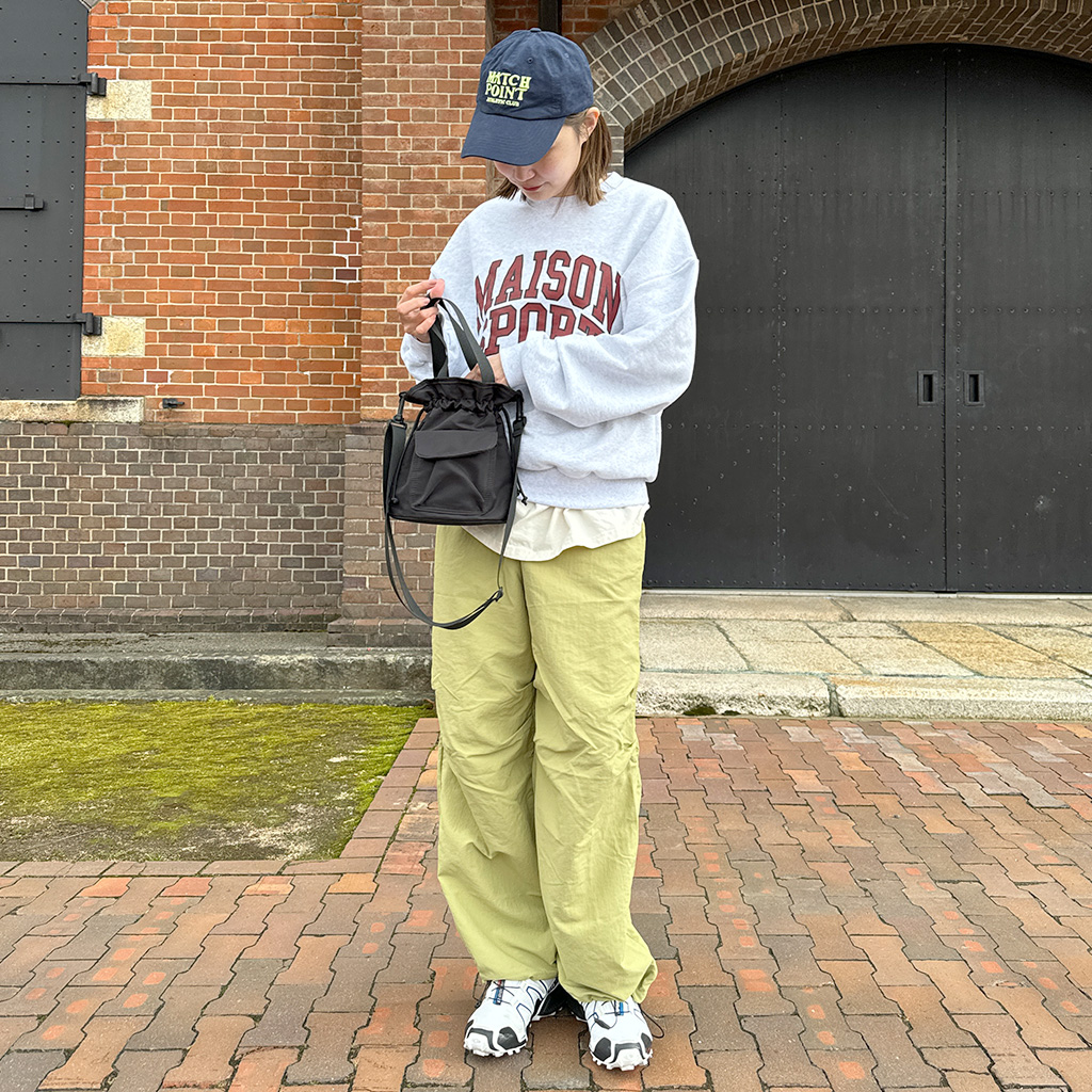 パラシュートパンツをスウェットに合わせた古着風のコーディネート