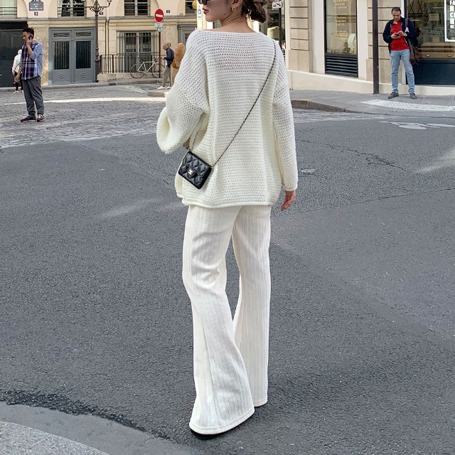 透かし編みニット×パターンフレアパンツ