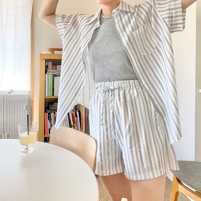 シャツ×ストライプショートパンツ