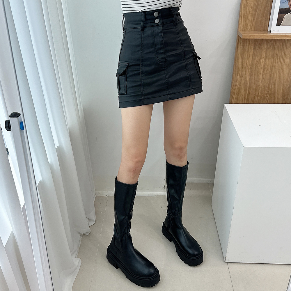 ロングブーツ×ミニスカート