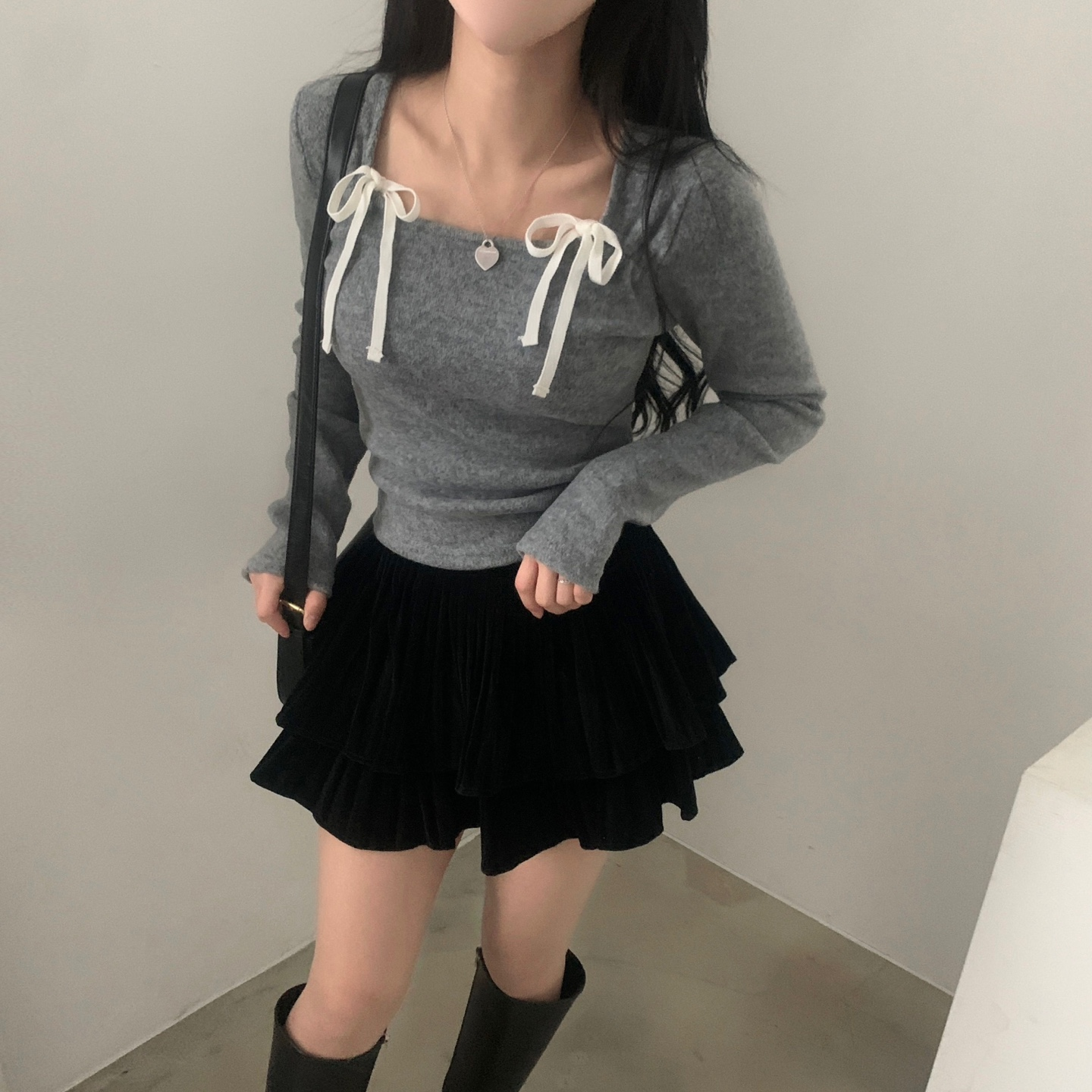 ミニスカート×リボンポイントスクエアネック長袖Tシャツ